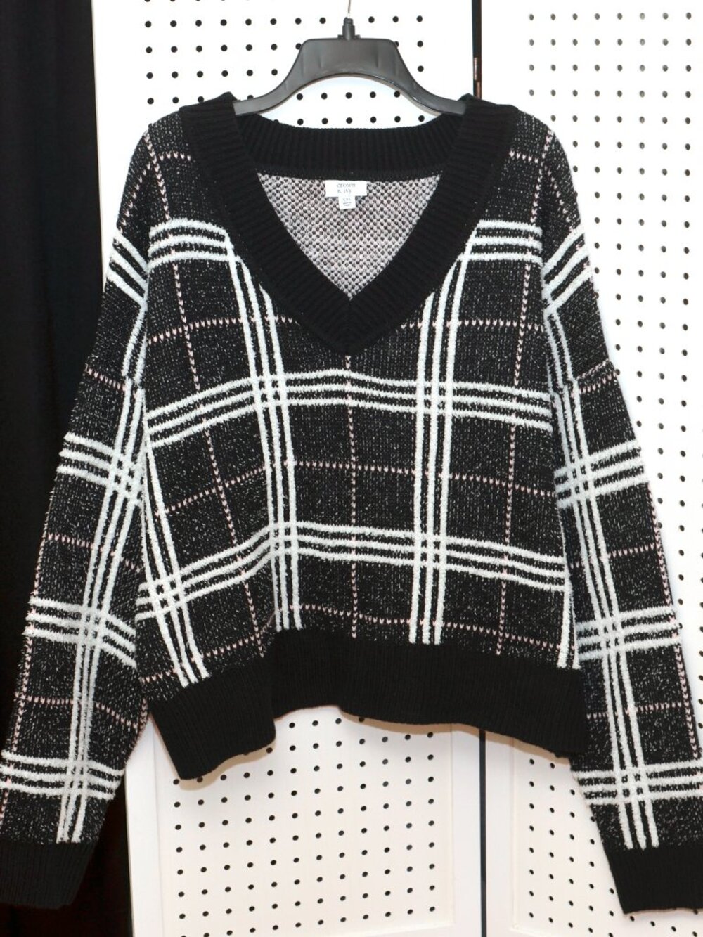 Plus Size XXL Crown & Ivy Black, White & Pink Pullover Knit V-Neck Sweater